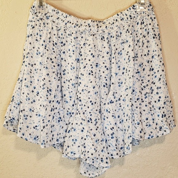 Love You Bunches White Blue Floral Ruffle Shorts Size Medium - Picture 9 of 11